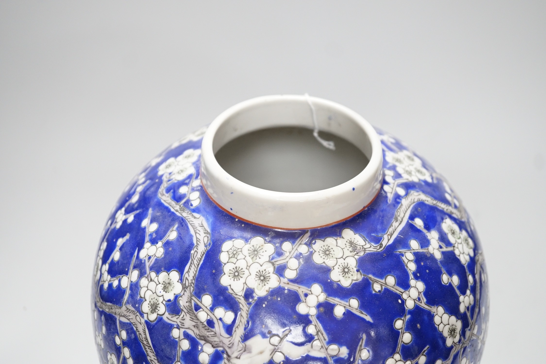 A large Chinese porcelain jar and cover, 31cm